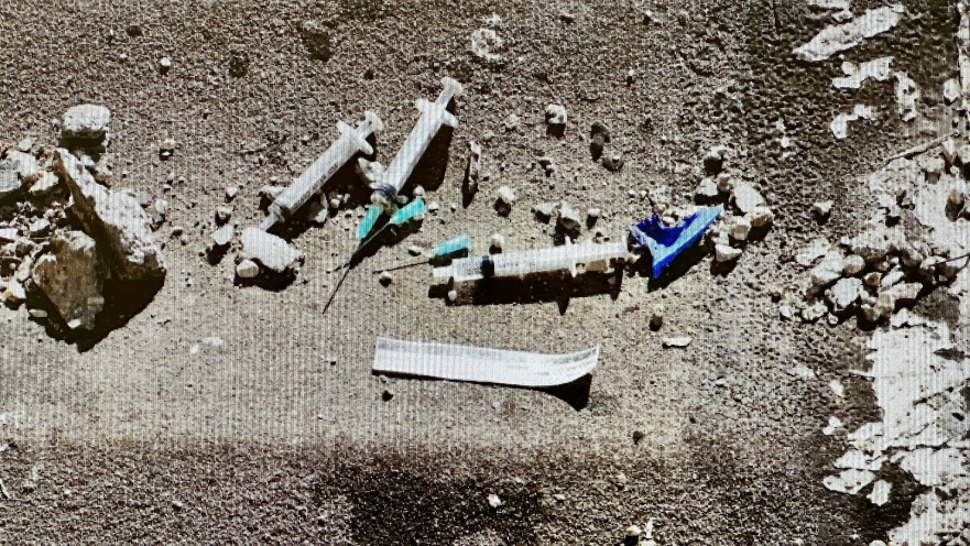 המזרקים שנמצאו מתחת לחלון חדר השינה של בני הזוג