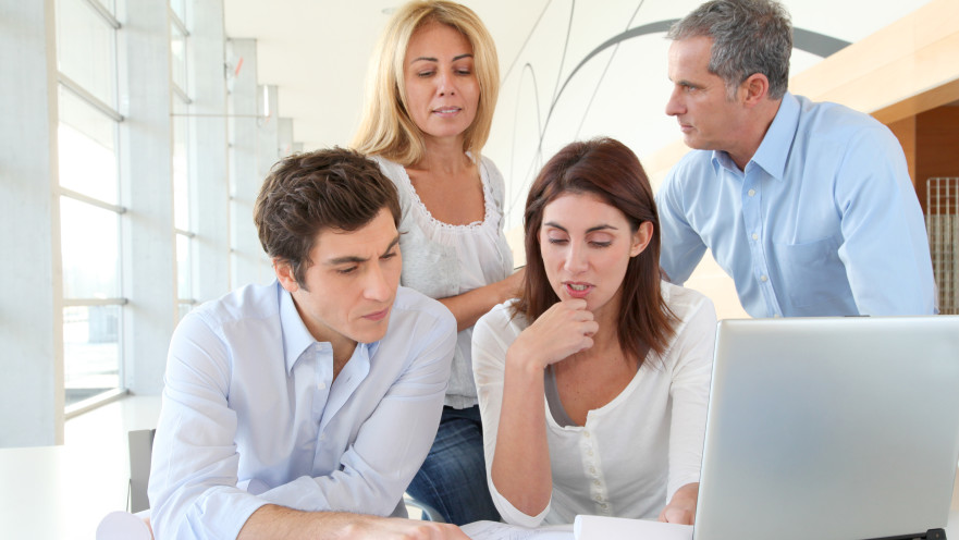 עובדים ועובדות במשרד אילוסטרציה