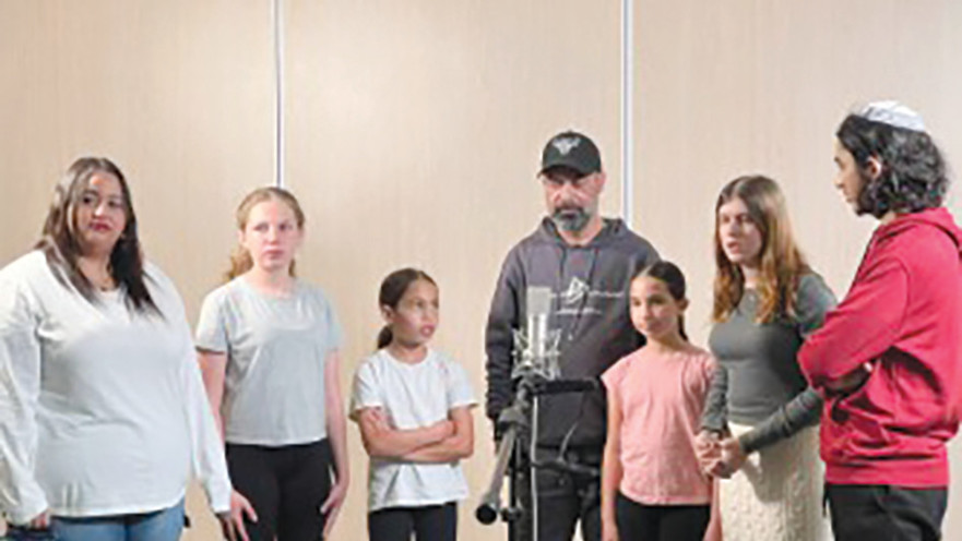 עמיר בניון בצילומים עם ילדי העוטף