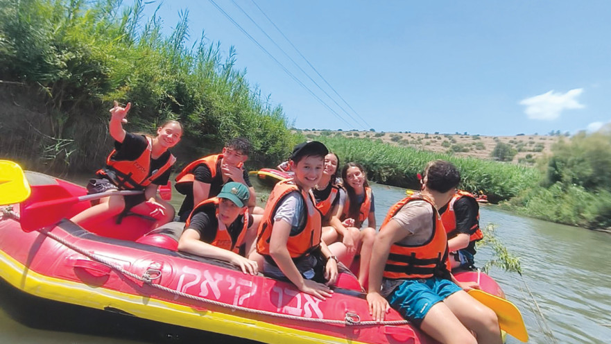 ילדים מפונים בטיול