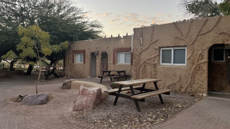 סודות המדבר נחשפים: מלון מטיילים מדברי לוטן פותח שער להרפתקאות הערבה