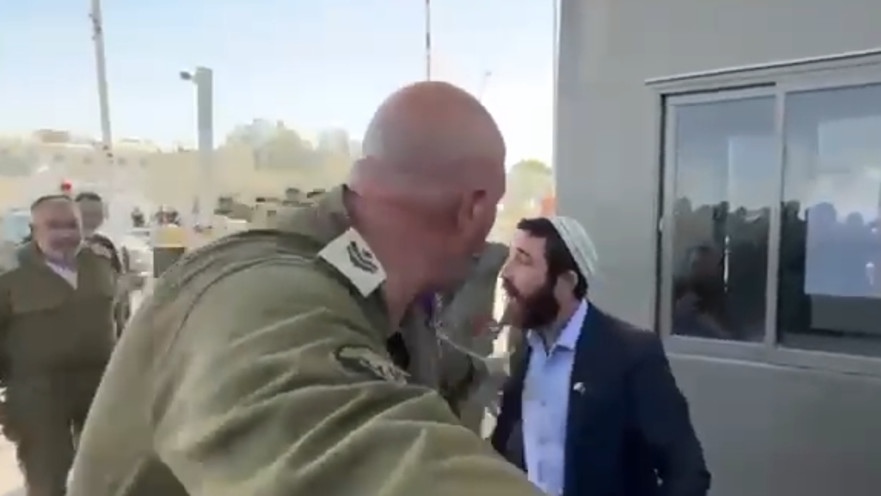 ח"כ צבי סוכות מתפרץ לבסיס הצבאי שדה תימן