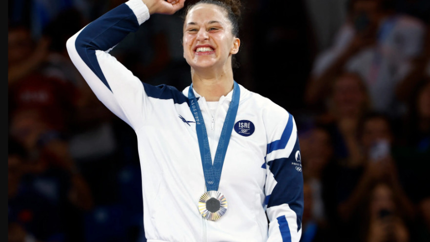 ענבר לניר עם מדליית הכסף