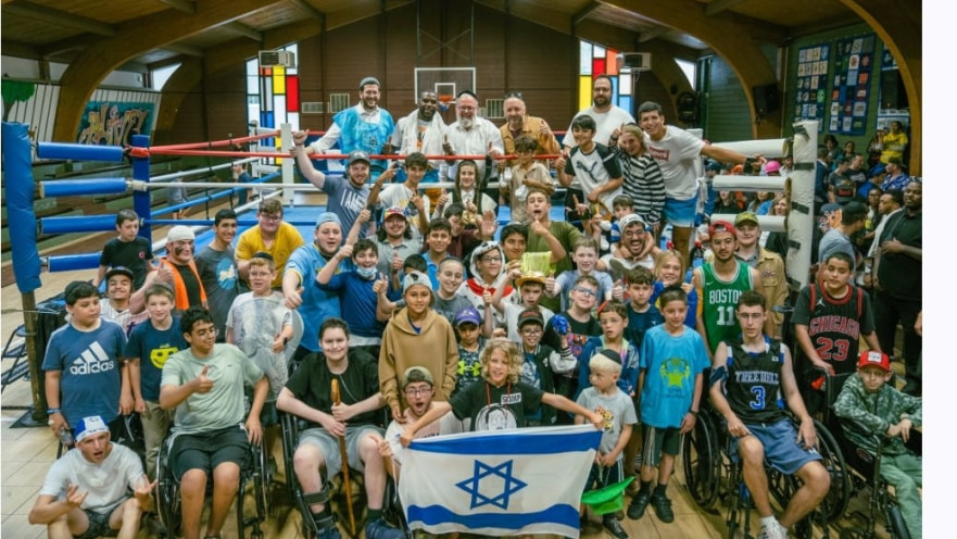 פלויד מייוות'ר בביקור במחנה השמחה של חי לייפליין בקטסקילס