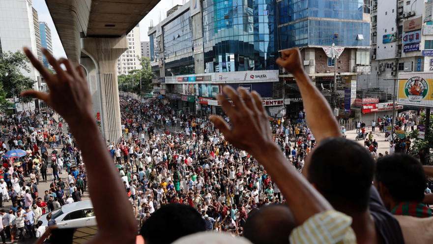 המונים חוגגים את עזיבתה של שייח' חסינה בבנגלדש