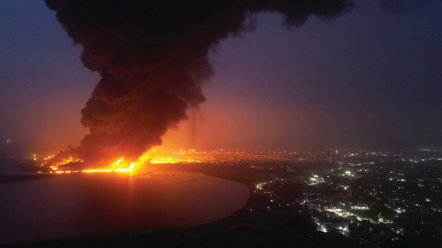 עשן עולה מאתר התקיפות האוויריות של ישראל בנמל חודידה בתימן