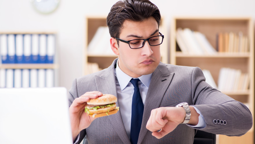הקדישו זמן לאכילה, אל תעשו זאת "תוך כדי"