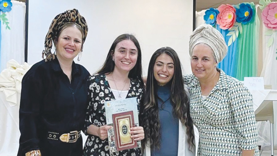 פרויקט "אחיות לדרך". איילה מלמד שנייה משמאל