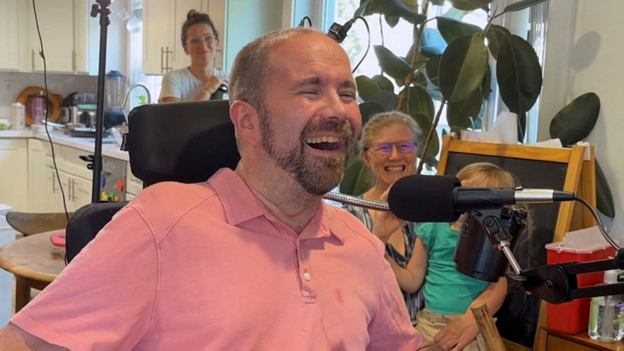 המושתל הראשון קייסי הארל. 32 מילים בדקה