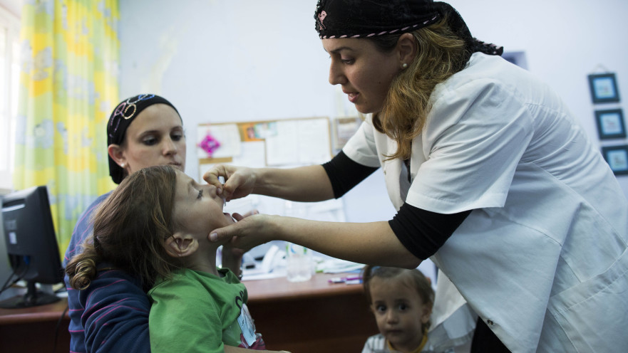 חיסון פוליו במבצע בישראל. חלק מהתינוקות חשופים (