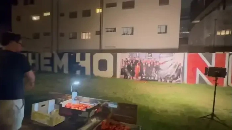 מפגינים נגד הממשלה זרקו עגבניות על תמונות השרים