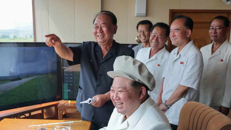 קים ג'ונג און בבדיקת כטב"מים 