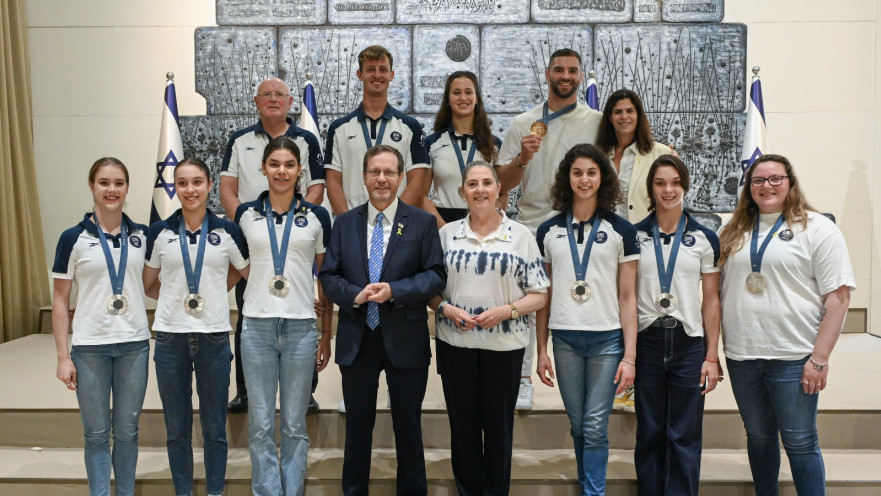 הנשיא יצחק הרצוג עם המשלחת האולימפית 
