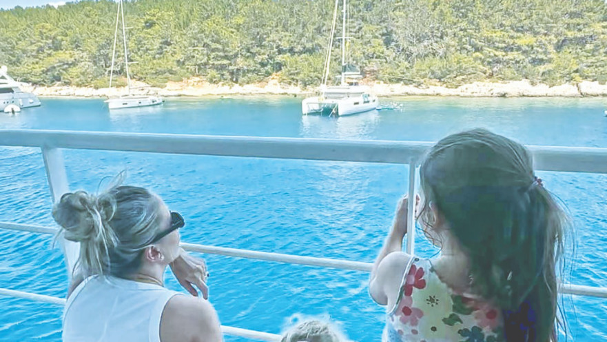 חיים אתגר והמשפחה ביוון