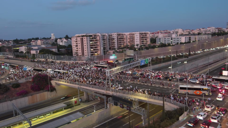 הפגנה לשחרור החטופים גשר 531, הרצליה, רעננה