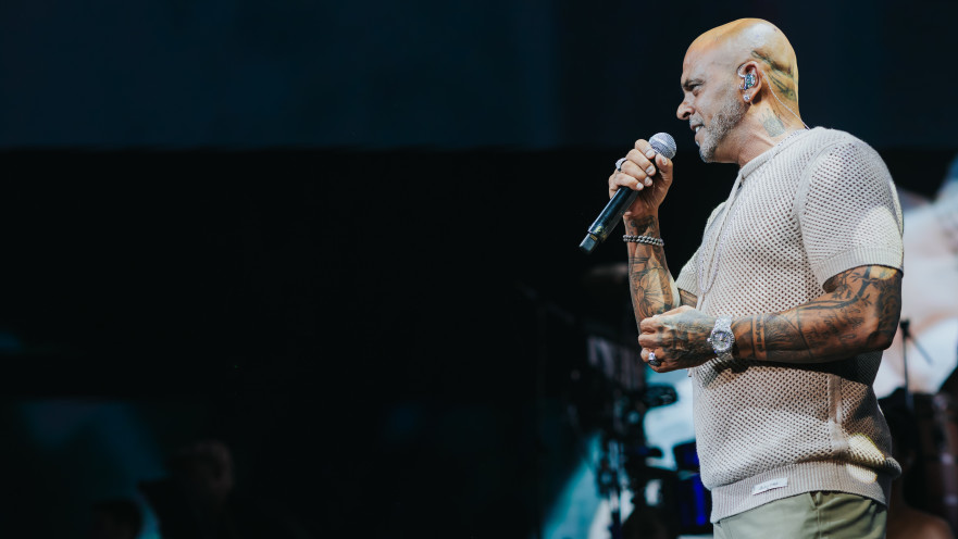 אייל גולן במופע בקיסריה