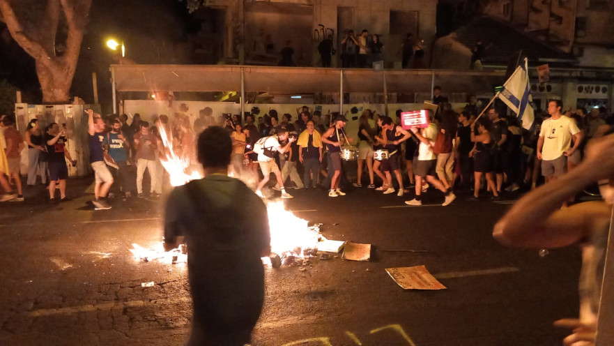 המדורות ברחוב קינג ג'ורג' סמוך למטה הליכוד בתל אביב