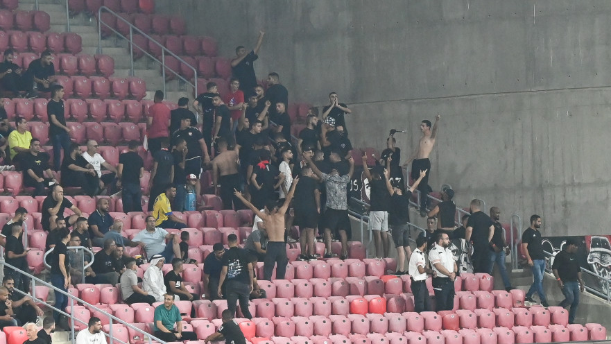 אוהדי סכנין מפנים את הגב להמנון