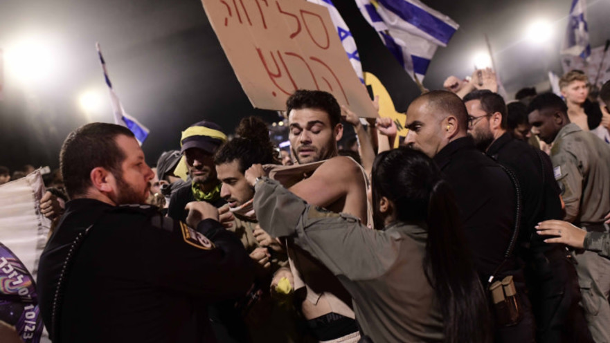 מעצר מפגין בחסימת איילון, הפגנת משפחות החטופים
