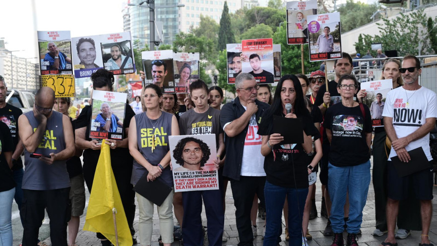 עינב צנגאוקר ומשפחות החטופים בהפגנה בתל אביב