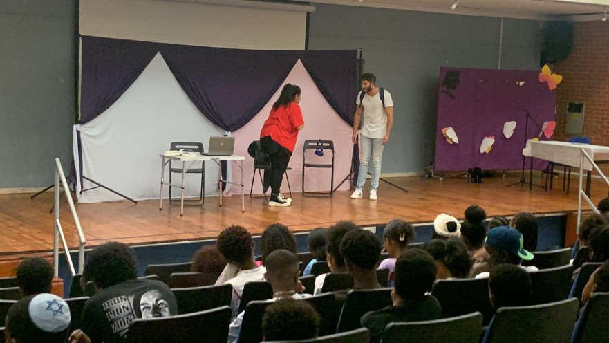 הצגה של אל"י