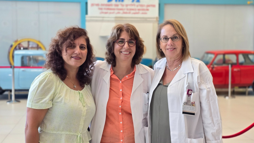 בתמונה (מימין לשמאל): ד"ר שפרה אש, ד"ר נירה ארד וכריסטין אשקר.