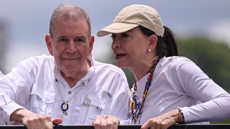 מריה קורינה מצ'אדו ואדמונדו גונזלס