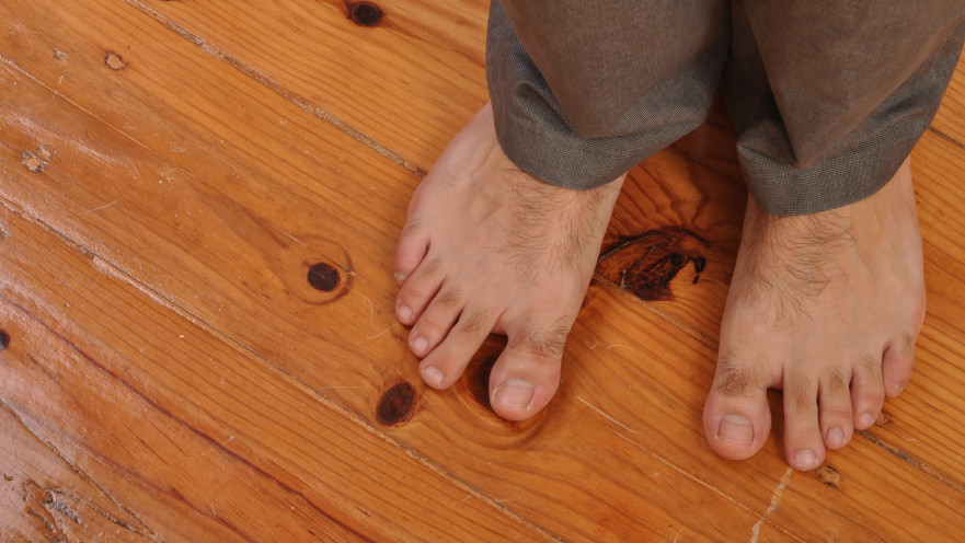 ללכת יחפים מפיג את הסטרס