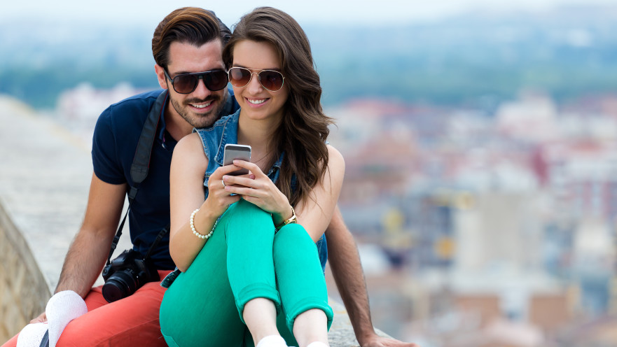 זוג בחופשה עם הטלפון