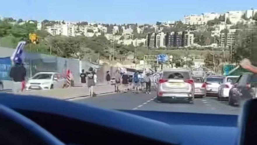 קטע מהסרטון שצילמה האם, רגע ניפוץ השמשה ברכב