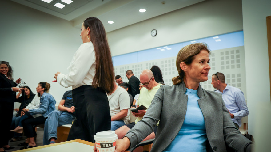 שקמה ברסלר וטלי גוטליב בבית משפט