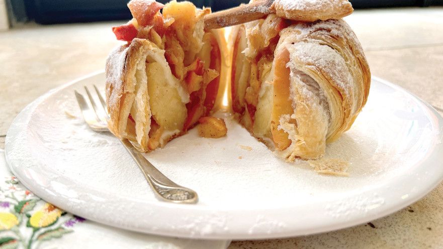 תפוחי עץ בגלימת בצק