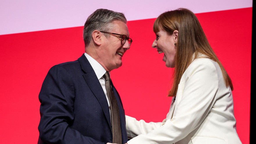 ראש ממשלת בריטניה, קיר סטארמר, וסגניתו, אנג'לה ריינר, באירוע של מפלגת ה"לייבור"