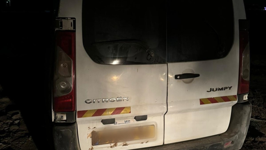 החשודים הסתירו את לוחית הרישוי באמצעות בוץ 