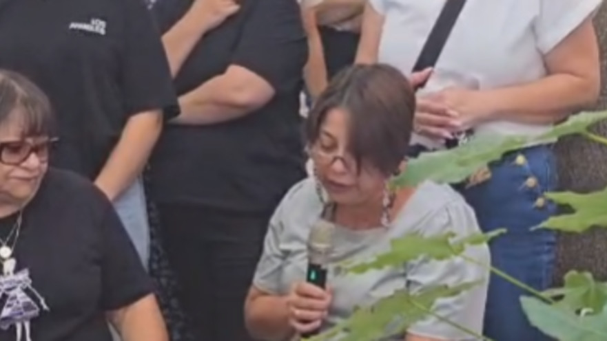 בטי, אמו של סמל אופיר טסטה, לצד קברו בהר הרצל