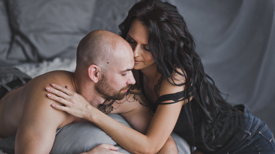 שוכב עם אמא של חברו הטוב