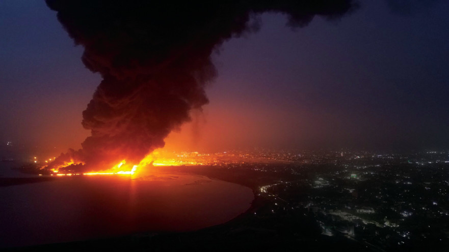 עשן עולה מאתר התקיפות האוויריות של ישראל בנמל חודיידה