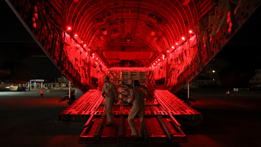 העמסת חבילות סיוע הומניטרי ללבנון על ידי כוחות איחוד האמירויות