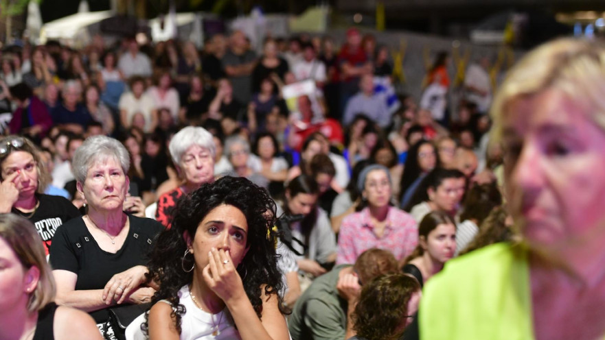 סלון עוטף בכיכר החטופים