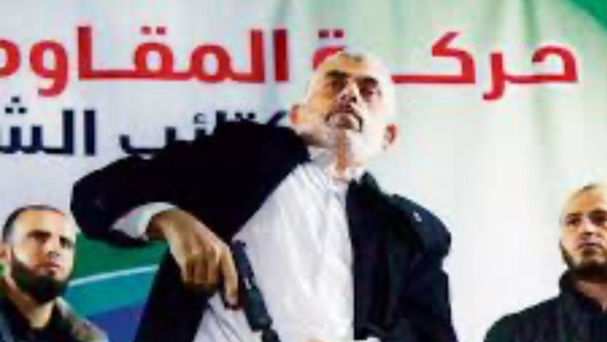 בודקים האם האקדח שייך לסא"ל מחמוד ח׳יר א-דין ז''ל. בתמונה: סינוואר מחזיק באקדח