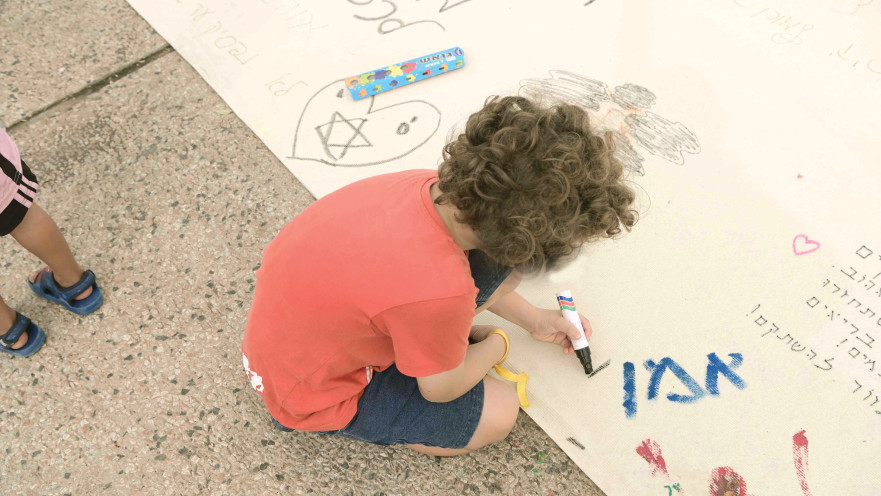 ברגע אחד, כל חומות ההגנה שבנינו כדי לשמור על ילדינו – נפלו