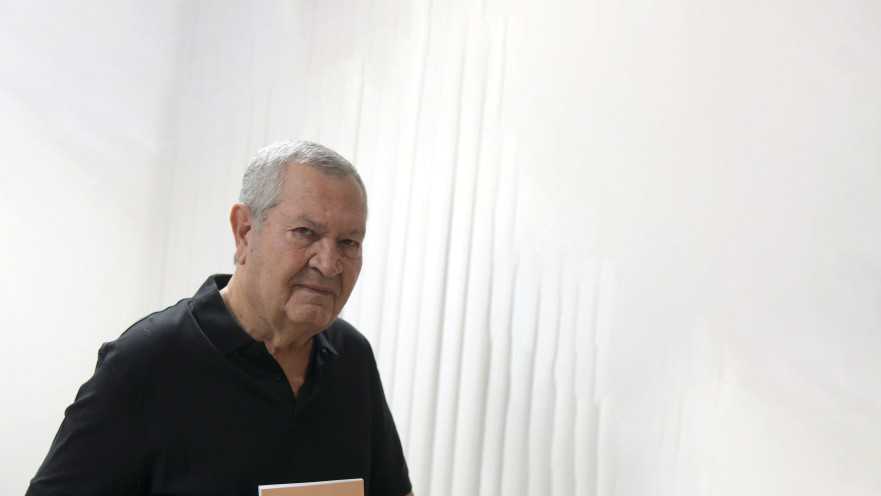 ניצב בדימוס שמעון לוי עם ספרו החדש, "מלחמת בני שרה"