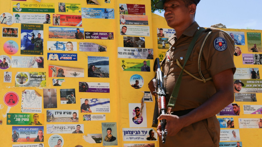 שוטר מול בית חב"ד במפרץ ארוגאם, סרי לנקה