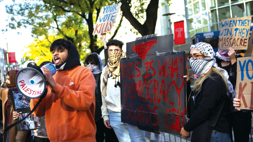 מפגינים פרו-פלסטינים מקיימים מחאה מחוץ לעצרת הקמפיין של קמלה האריס בפילדלפיה