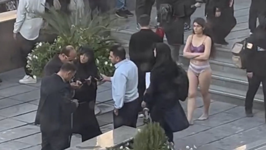 סטודנטית צעירה באיראן שהתפשטה כמחאה