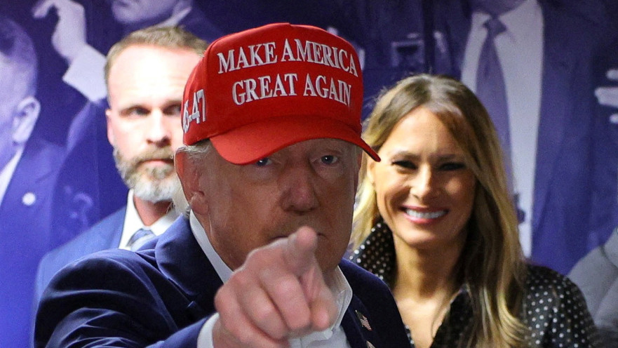 3. הנשיא לשעבר דונלד טראמפ בשיחה עם עובדי קמפיין טראמפ בפאלם ביץ׳, פלורידה