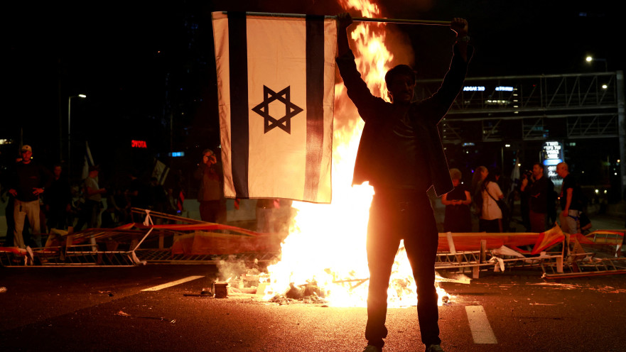 מפגין על איילון לאחר פיטורי יואב גלנט, נובמבר 2024