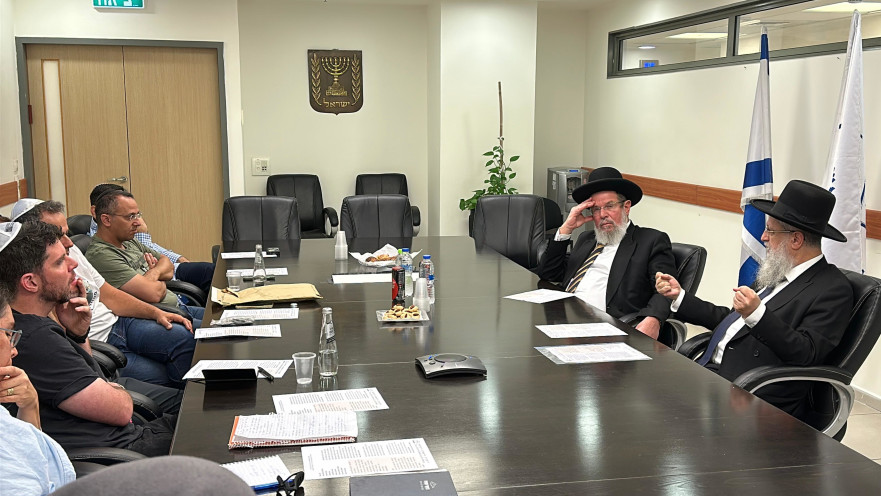 מפגש בין הרבנים הראשיים למשפחות החטופים