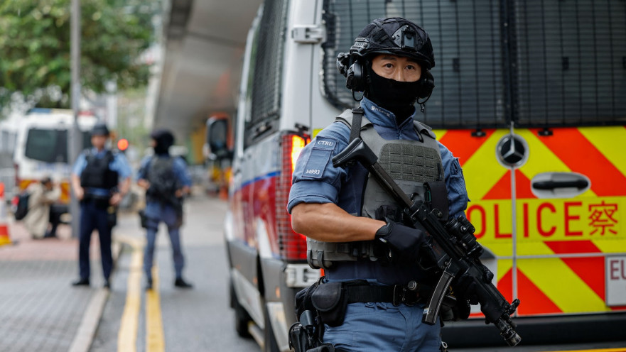 שוטרים חמושים עומדים על המשמר