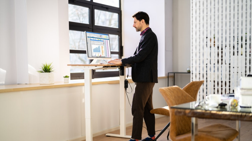 שולחן עמידה. לא מחליף פעילות גופנית